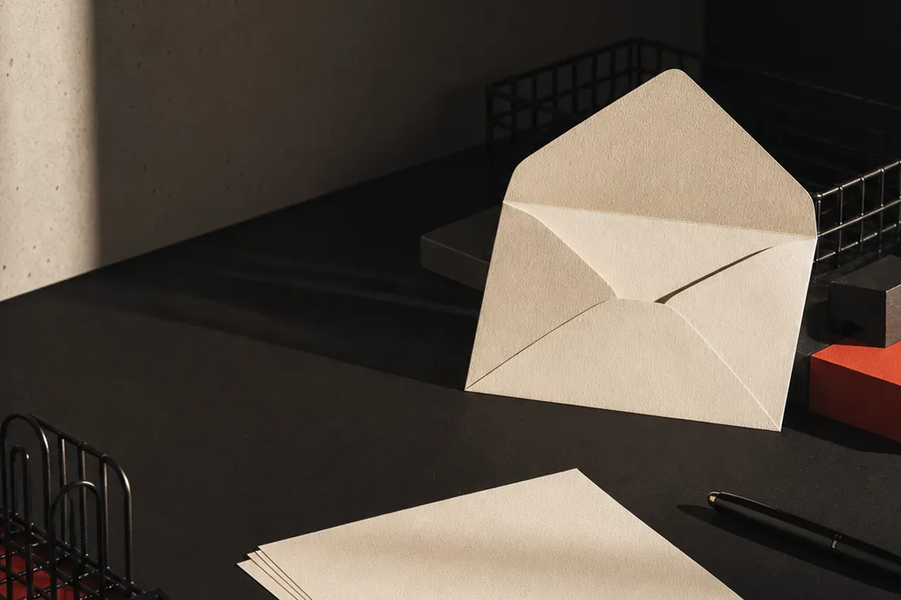 Bureau de rédaction, papier et enveloppe