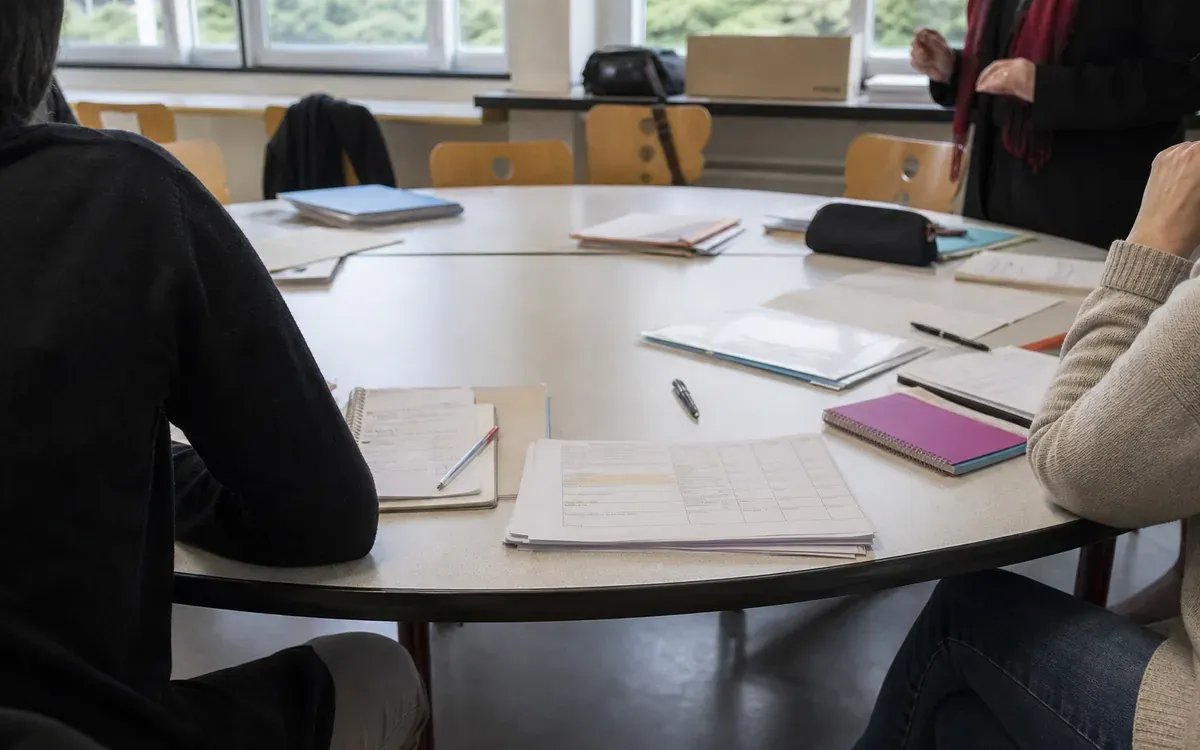 Le conseil de classe examine la classe et chaque élève