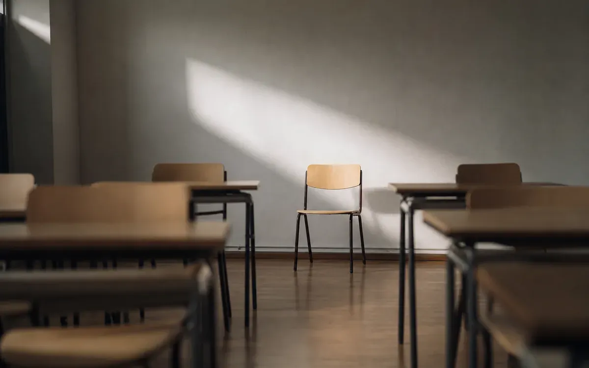 Chaise vide au fond d'une salle de classe