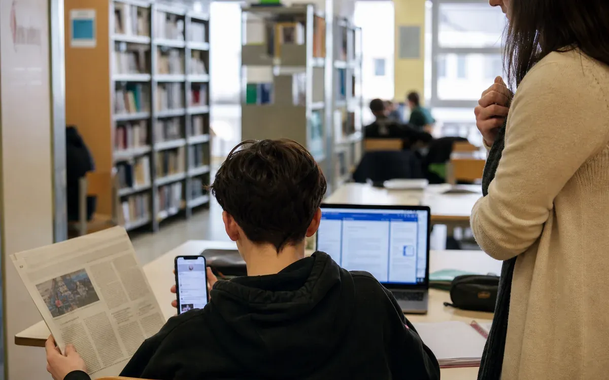 L’esprit critique face aux réseaux sociaux s’apprend-il vraiment ?